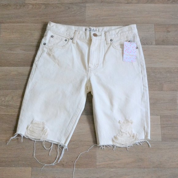 NWT Free People Caroline Ecru Seeded Cream Distressed Bermuda Shorts Size 26 - Picture 3 of 6